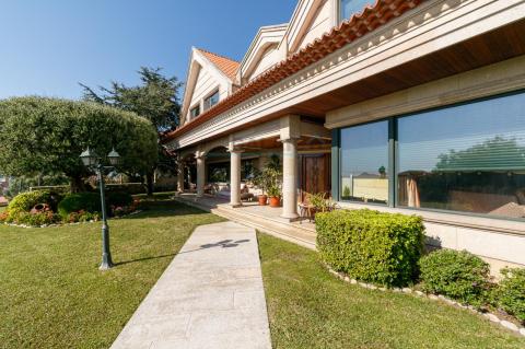 EXCLUSIVO CHALET CON VISTAS AL MAR Y PISCINA EN PRAIA DE PORTIÑO SAIANS