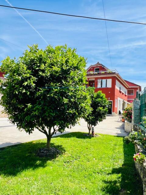 PRECIOSA CASA CON JARDÍN EN VALLADARES ¡VEN A CONOCERLA!